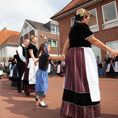 Szenen vom europ&auml;ischen folklore festival 2022 in Neustadt in Holstein: Musik, Tanz und internationale Trachten.