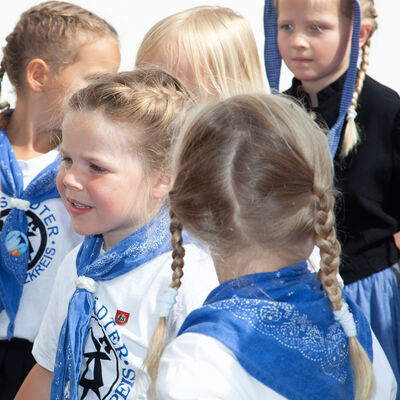 Szenen vom europ&auml;ischen folklore festival 2022 in Neustadt in Holstein: Musik, Tanz und internationale Trachten.