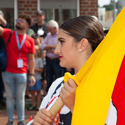 Szenen vom europ&auml;ischen folklore festival 2022 in Neustadt in Holstein: Musik, Tanz und internationale Trachten.