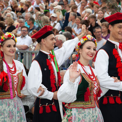 Szenen vom europ&auml;ischen folklore festival 2022 in Neustadt in Holstein: Musik, Tanz und internationale Trachten.