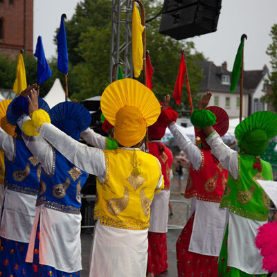Szenen vom europ&auml;ischen folklore festival 2022 in Neustadt in Holstein: Musik, Tanz und internationale Trachten.